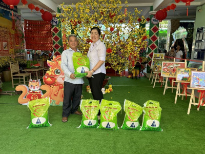 Cô Trần Vũ Phong Châu tặng quà tết cho nhân viên