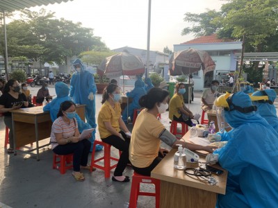 Tập thể giáo viên trường tiểu học Trần Phú tham gia tiêm Vacxin phòng Covid 19