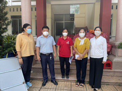 Giáo viên - CNV trường TH Trần Phú ủng hộ tiền cho phường Chánh Nghĩa