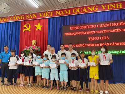 Học sinh khó khăn nhận quà do nhóm thiện nguyện Nguyễn Thị Tám tặng