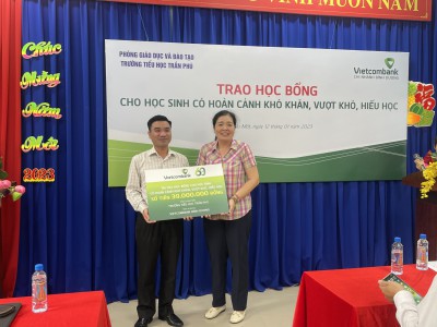 Ngân hàng Vietcombank tặng 39 phần quà cho học sinh có hoàn cảnh khó khăn