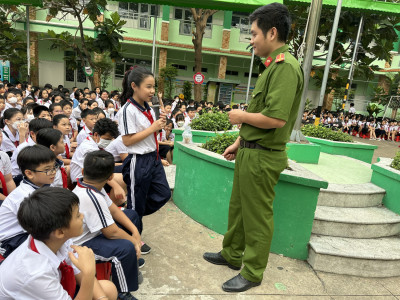 Tổ chức chương trình: Một ngày em làm chiến sỹ với chủ đề "Chúng em làm lính cứu hỏa"