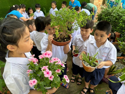 Trồng cây nhân kỷ niệm 133 năm ngày sinh Chủ tịch Hồ Chí Minh