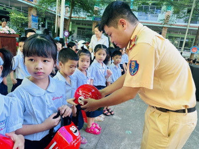 Tuyên truyền ATGT - Tặng mũ bảo hiểm cho học sinh lớp 1