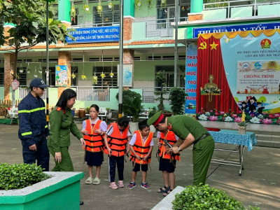 Tuyền truyền pháp luật hưởng ứng ngày Pháp luật nước Cộng hòa xã hội chủ nghĩa Việt Nam 9/11