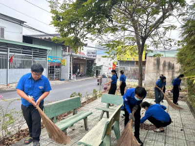 THAM GIA CHƯƠNG TRÌNH RA QUÂN DỌN VỆ SINH VÀ SỬA CHỮA CÔNG TRÌNH THANH NIÊN CỦA ĐOÀN PHƯỜNG CHÁNH NGHĨA