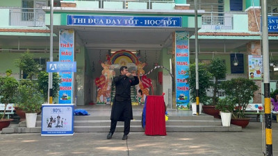 HỌC SINH TRƯỜNG TIỂU HỌC TRẦN PHÚ THÍCH THÚ VỚI CHƯƠNG TRÌNH BIỂU DIỄN ẢO THUẬT