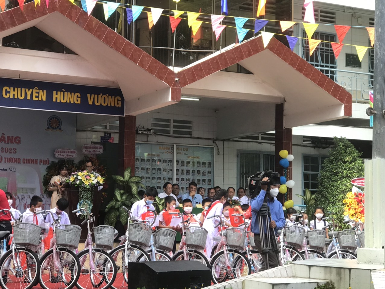 Nhận học bổng 12 xe đạp tại trường THPT Chuyên Hùng Vương