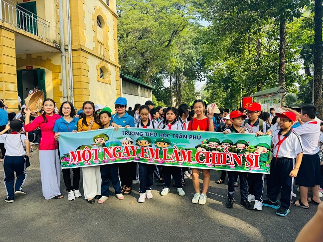 Trường Tiểu học Trần Phú tổ chức Hoạt động trải nghiệm “Một ngày em làm chiến sĩ” năm học 2024-2025.