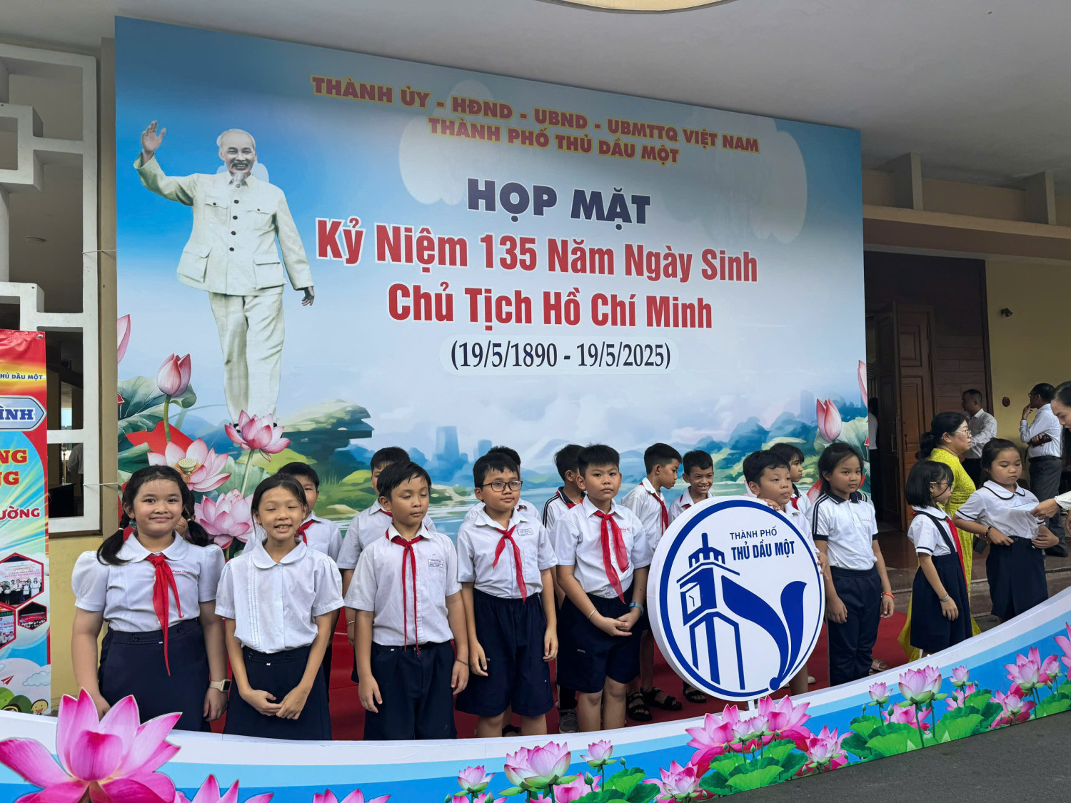 Nhận học bổng của Hội liên hiệp Phụ nữ thành phố Thủ Dầu Một.